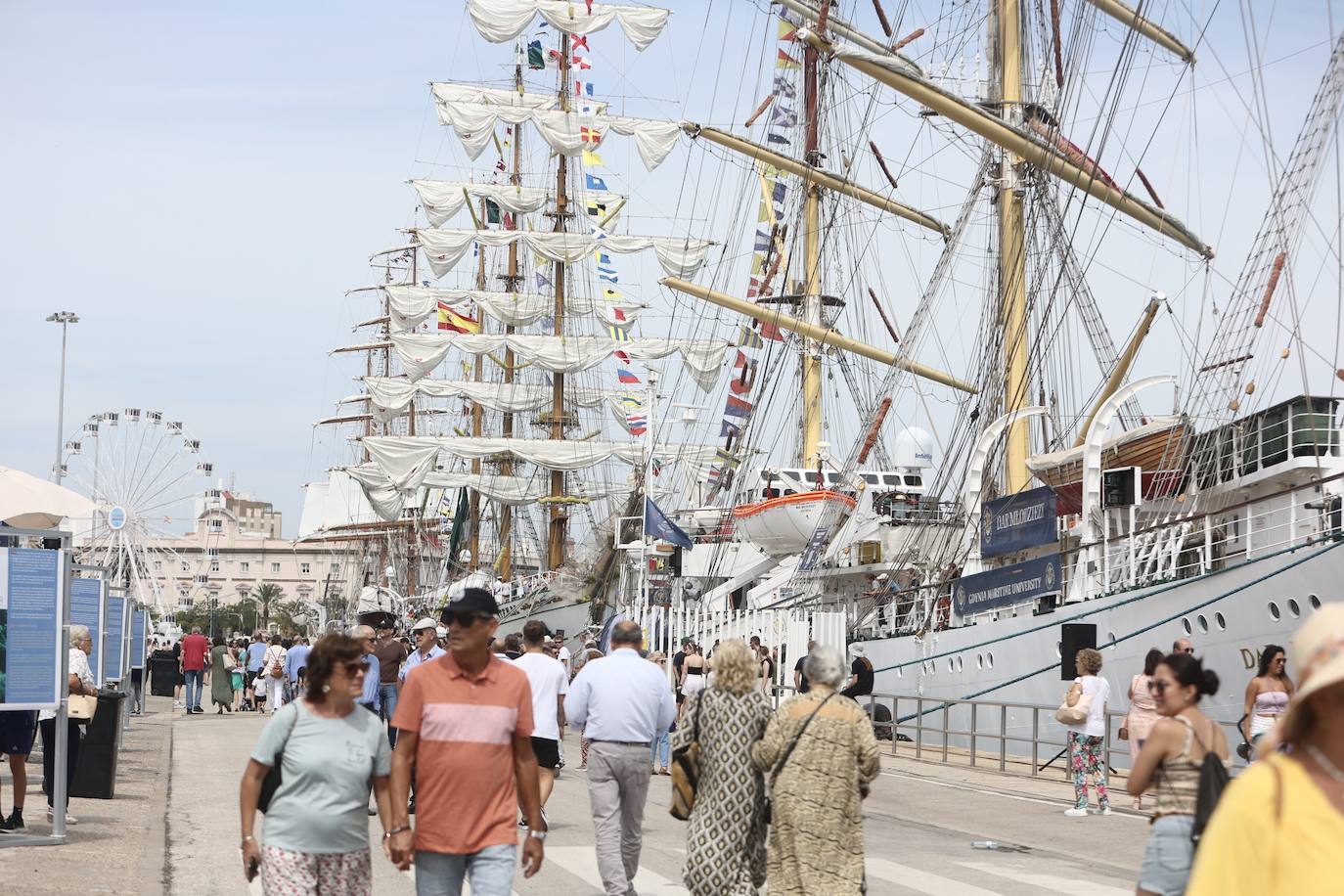 Fotos: Espuma y niños, un binomio para triunfar en la Gran Regata 2023 de Cádiz