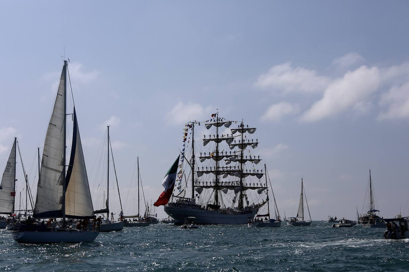 Las imágenes de la Parada Naval y despedida de la Gran Regata de Cádiz 2023