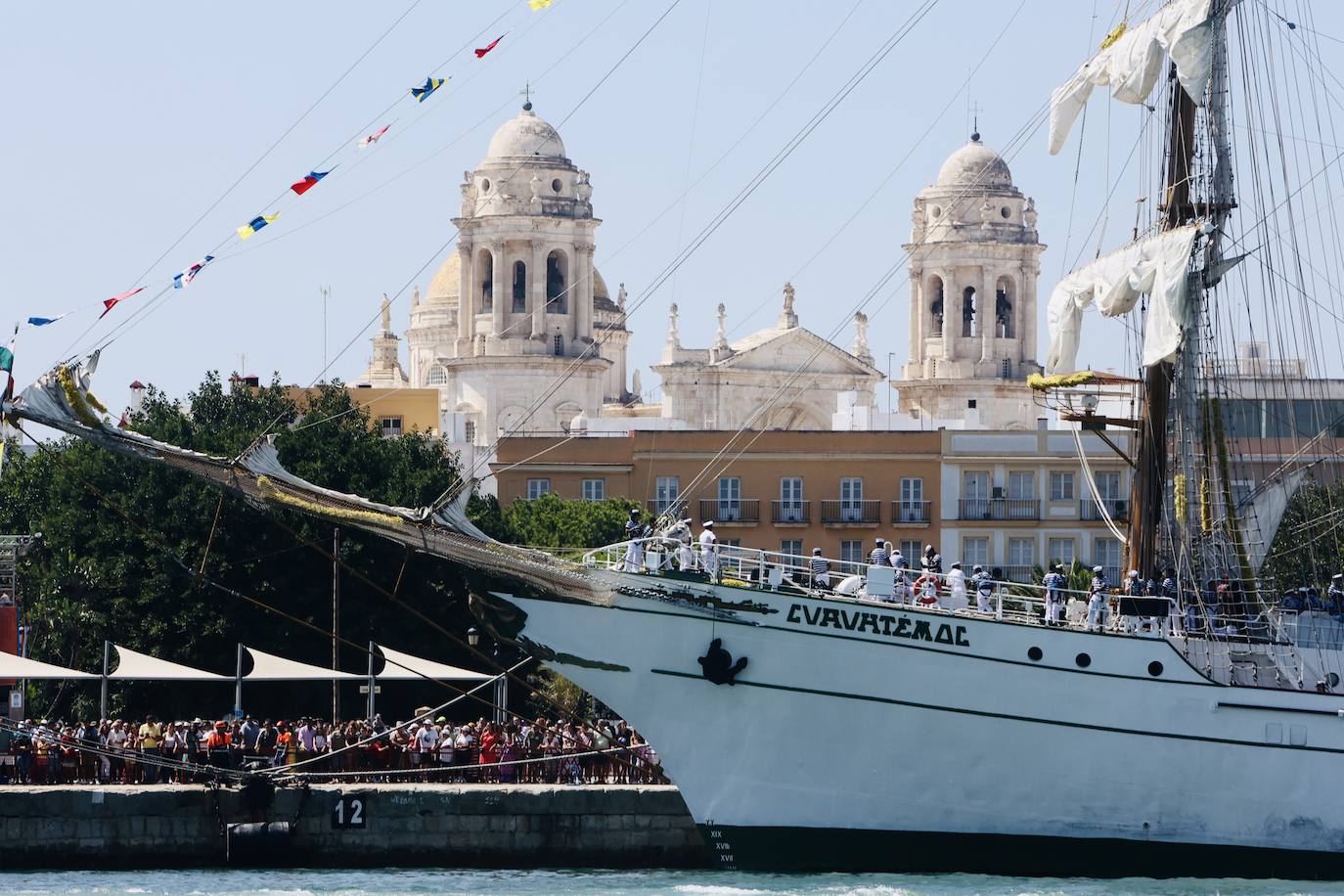 Las imágenes de la Parada Naval y despedida de la Gran Regata de Cádiz 2023