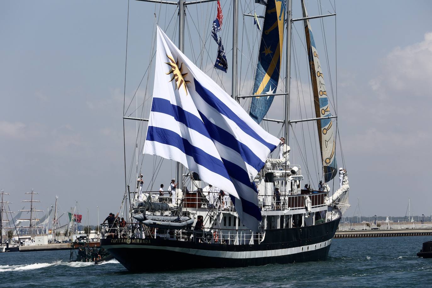 Las imágenes de la Parada Naval y despedida de la Gran Regata de Cádiz 2023