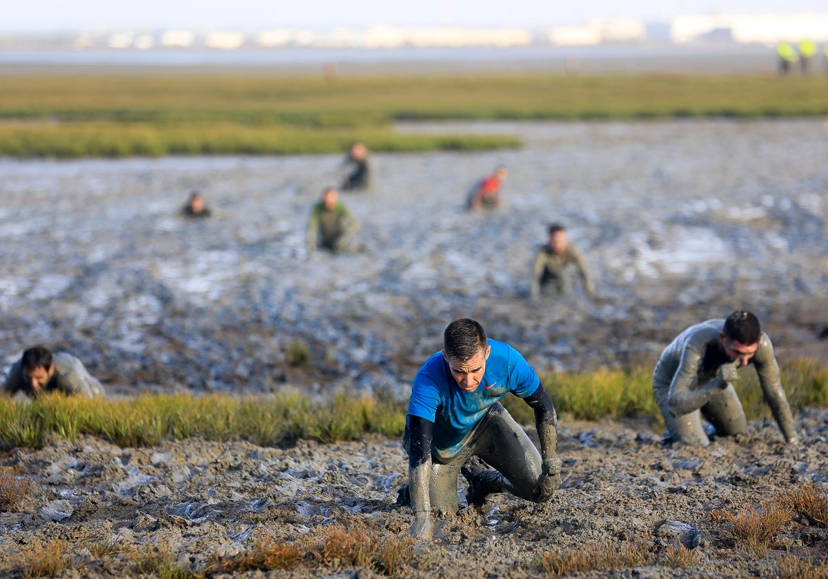 La Fan-Pin Race, la carrera militar extrema de San Fernando, se celebra este sábado por tierra, fango y agua