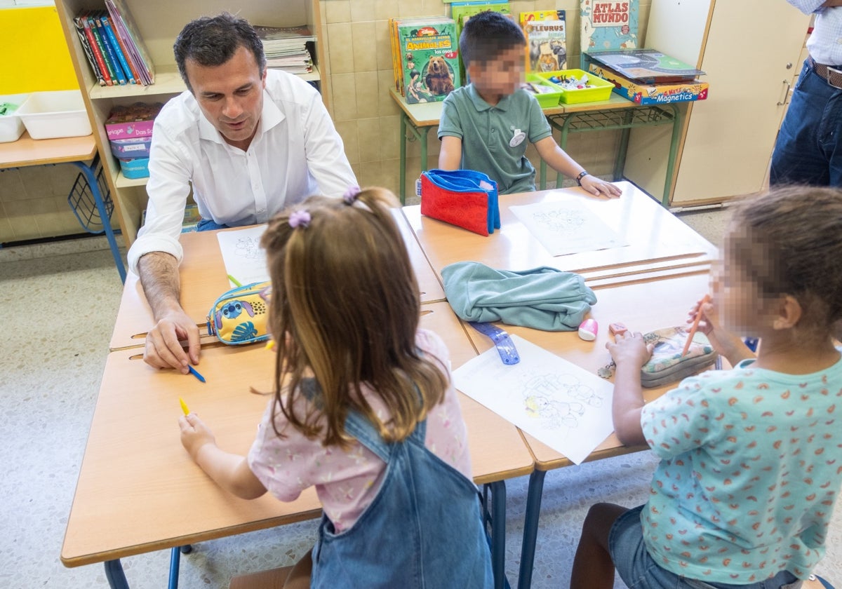 Bruno García visita el CEIP Tierno Galván.