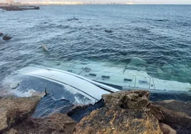 Vídeo: Rescatan a tres personas de un velero que encalló en el Castillo de San Sebastián, en Cádiz