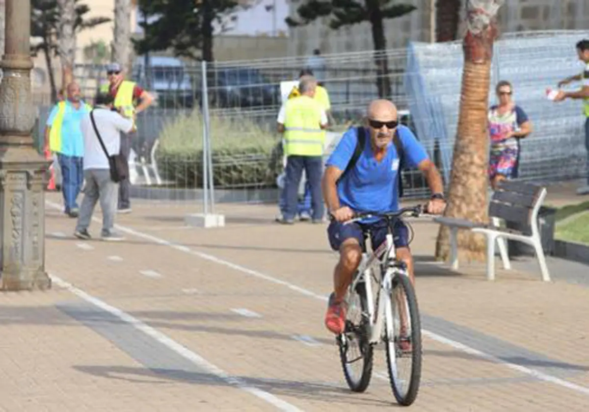 Foto de archivo de un hombre en bicicleta por Cádiz.