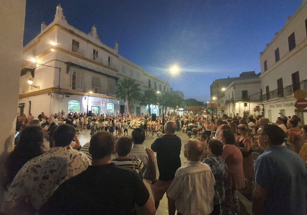 Los chiclaneros disfrutan de su verano cultural en el centro de la ciudad.