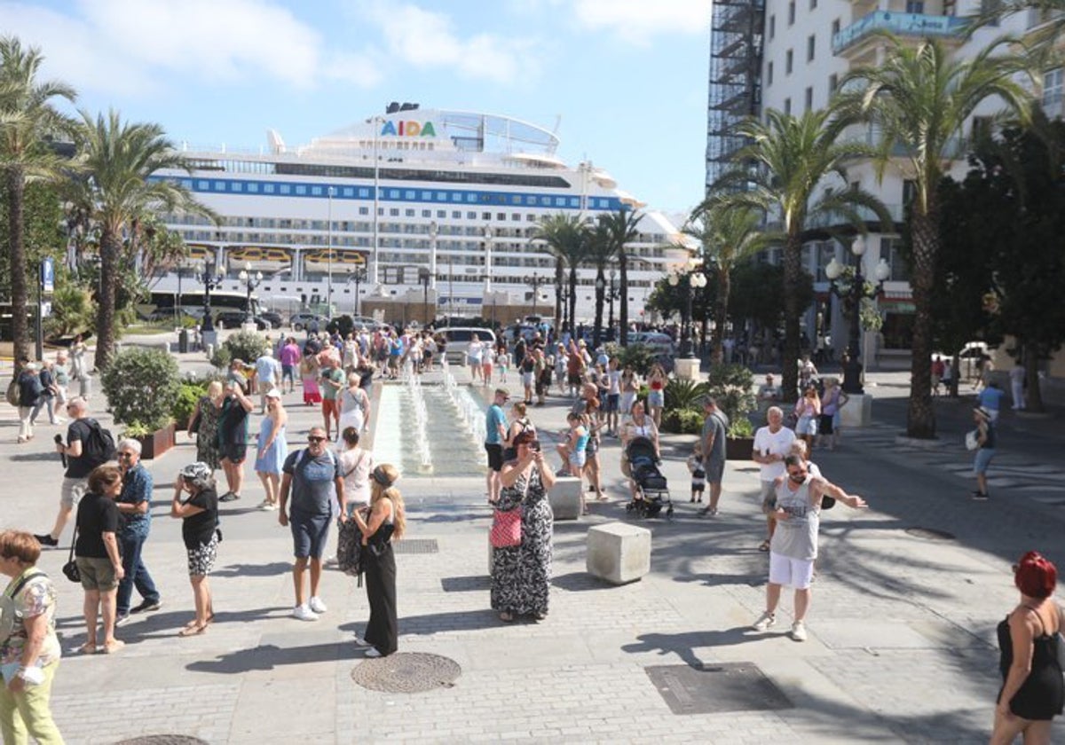 Cruceristas este miércoles en el centro de la capital gaditana, frente al muelle