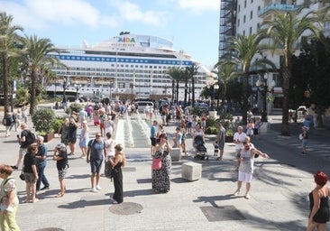 Y tras los barcos, más barcos: 20.000 personas desembarcan en Cádiz en cinco cruceros