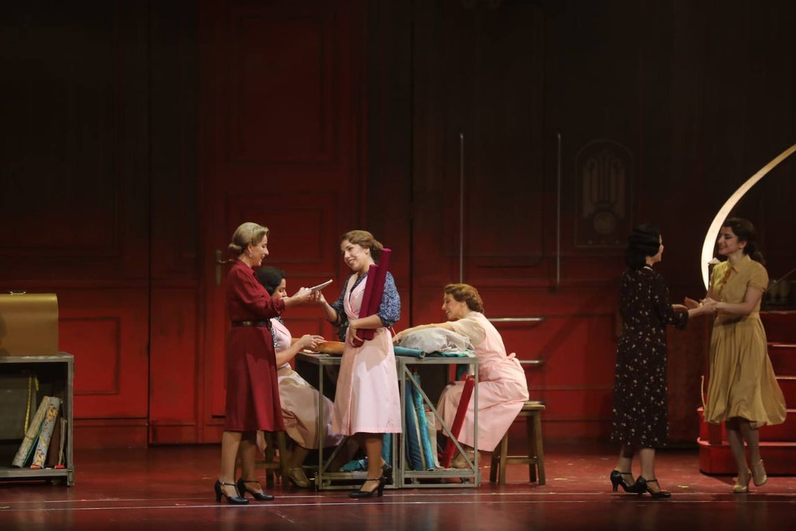 Fotos: El musical &#039;El tiempo entre costuras&#039; inaugura la temporada en el Gran Teatro Falla