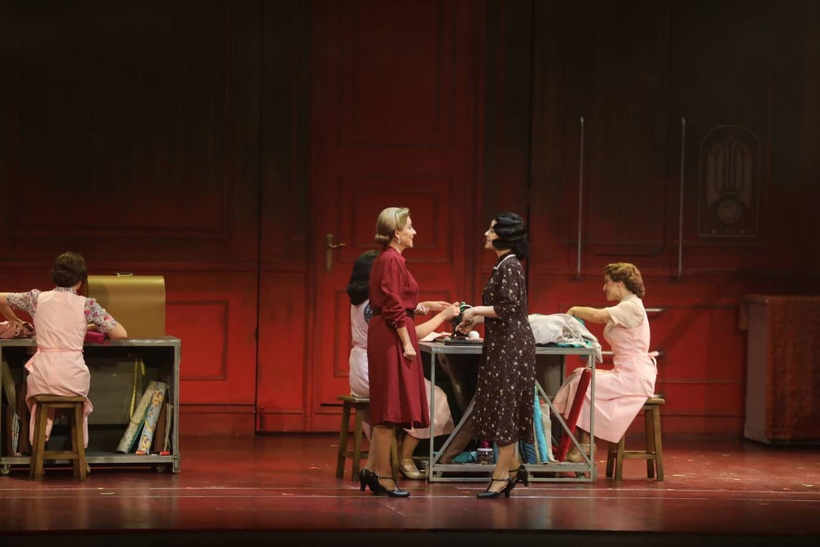 Fotos: El musical &#039;El tiempo entre costuras&#039; inaugura la temporada en el Gran Teatro Falla