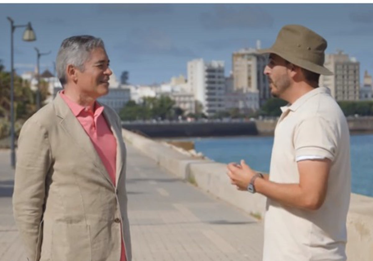 Boris Izaguirre y el guía gaditano Jesús Carrillo en la Punta de San Felipe