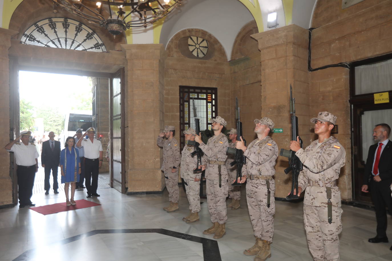 Fotos: Visita de Margarita Robles al Real Observatorio y al &#039;Tercio de la Armada&#039; de San Fernando