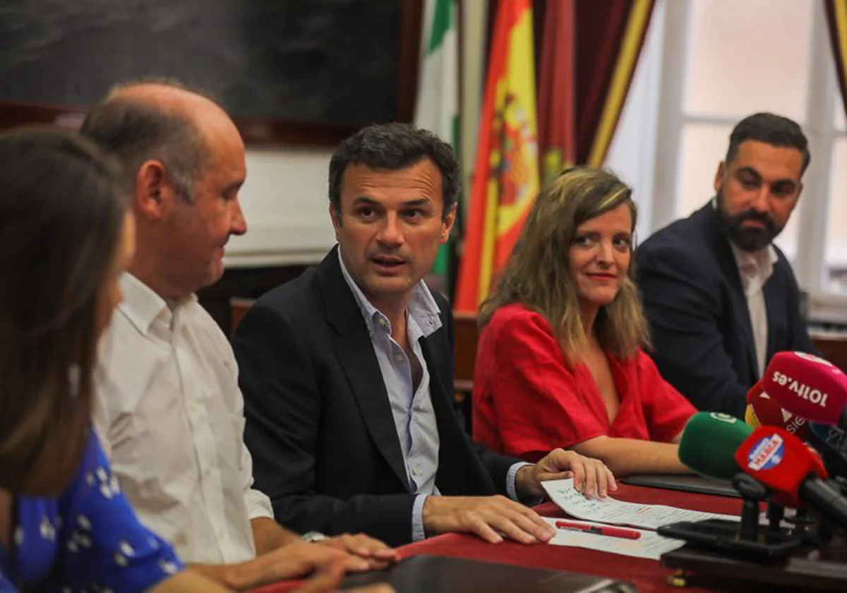 Bruno García, alcalde de Cádiz, rodeado de parte de su equipo de Gobierno durante una rueda de prensa.