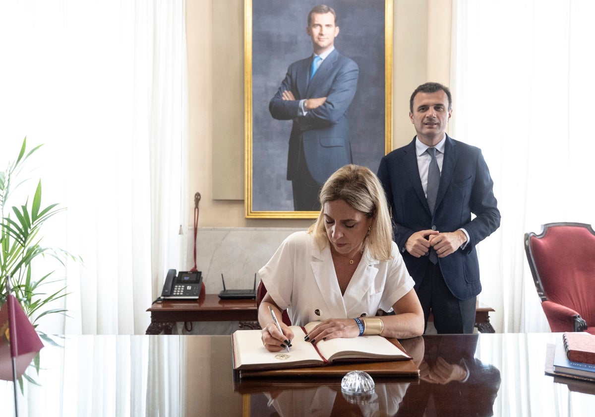 Visita de la presidenta de la Diputación, Almudena Martínez, al Ayuntamiento de Cádiz