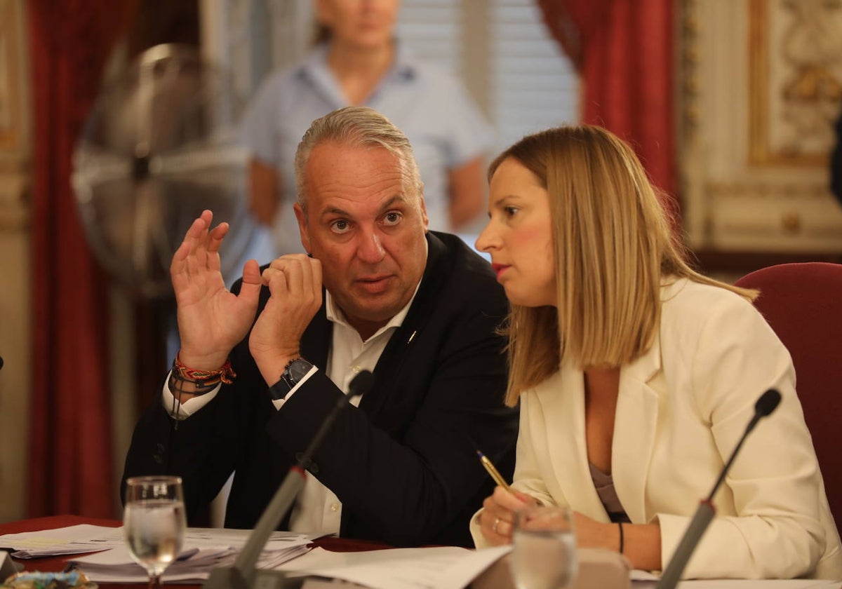 Juan Carlos Ruiz Boix, junto a la diputada socialista Ana Carrera.