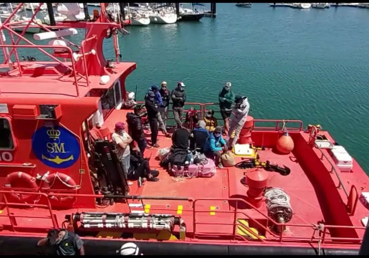 Un grupo de inmigrantes a bordo de una embarcación de Salvamento Marítimo.
