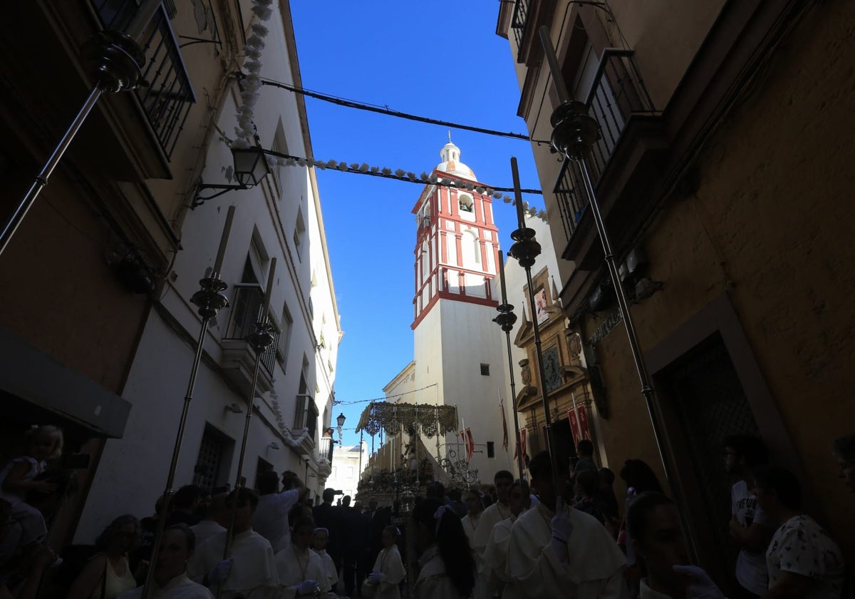 El palio saliendo de su capilla