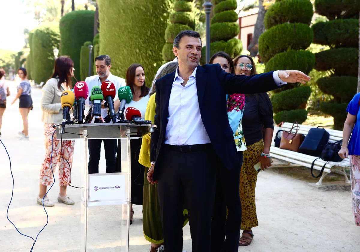 El alcalde de Cádiz, antes de su intervención ante los periodistas en el Parque Genovés