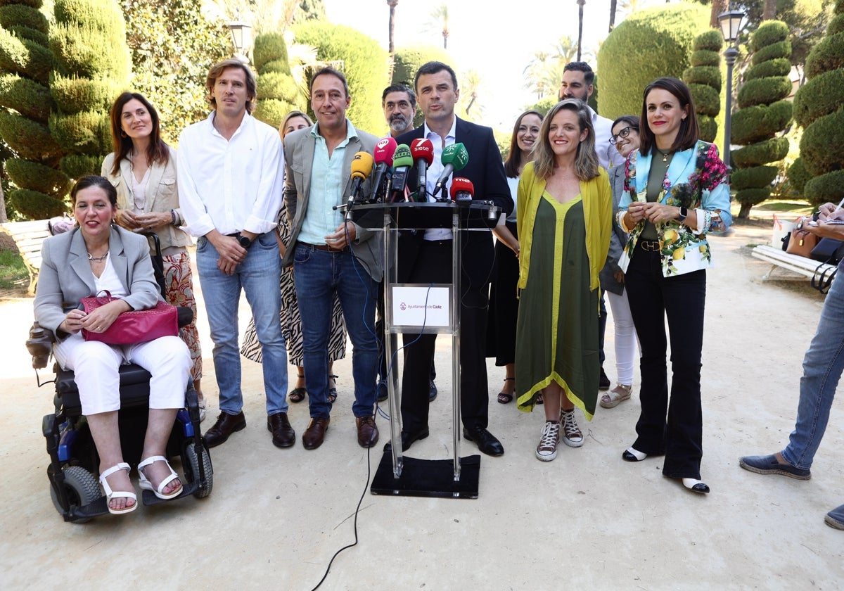 El alcalde de Cádiz, Bruno García, rodeado de parte de su equipo durante la rueda de prensa