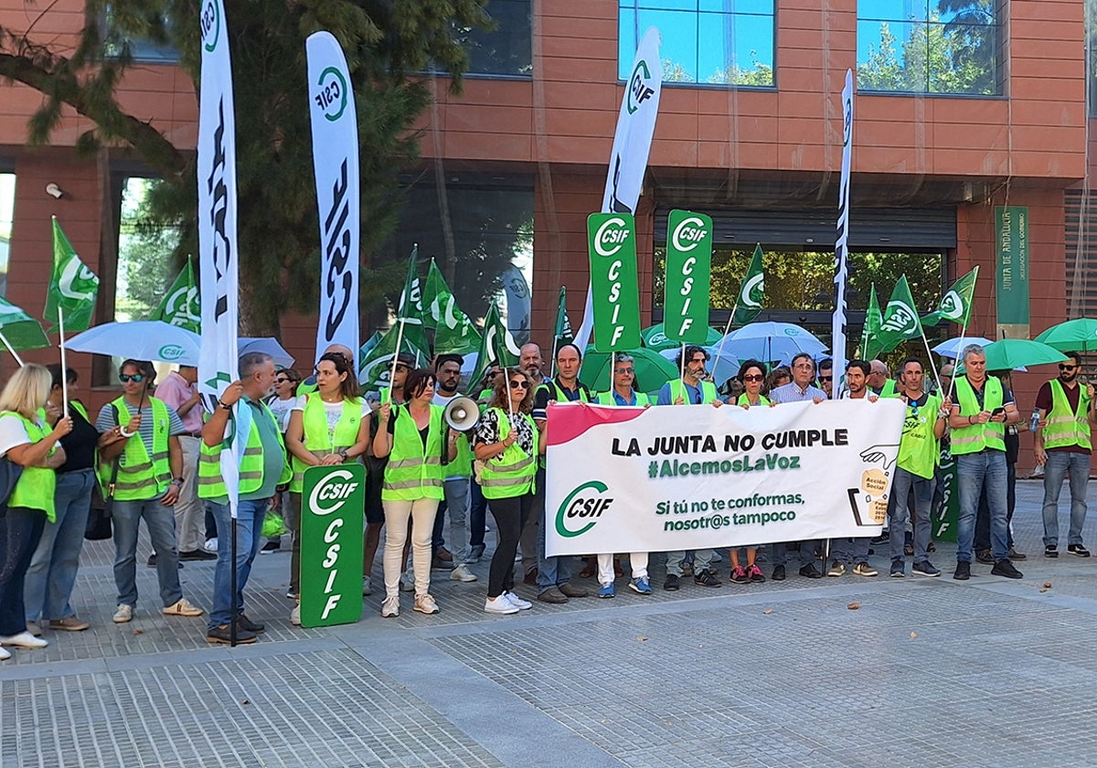 CSIF sale a la calle para exigir a la Junta recuperar las pagas extra pendientes.