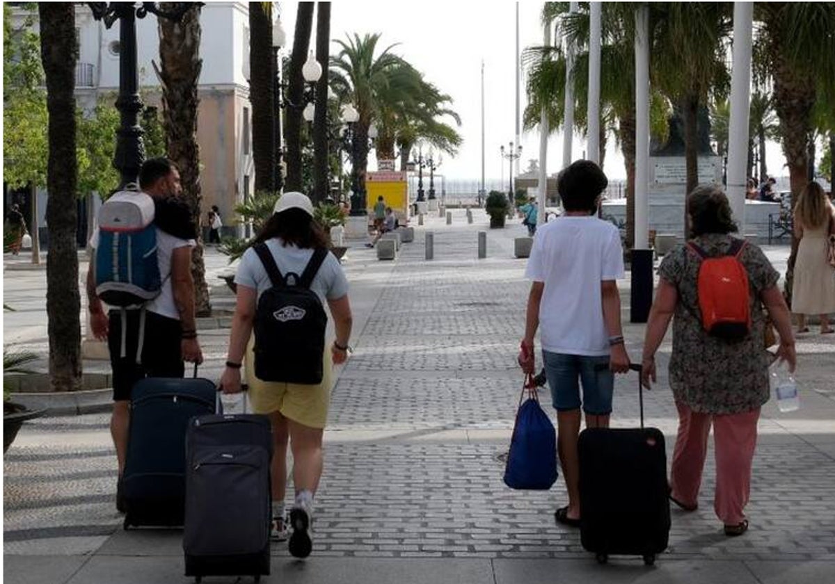 Un grupo de turistas por la Plaza de San Juan de Dios de Cádiz.