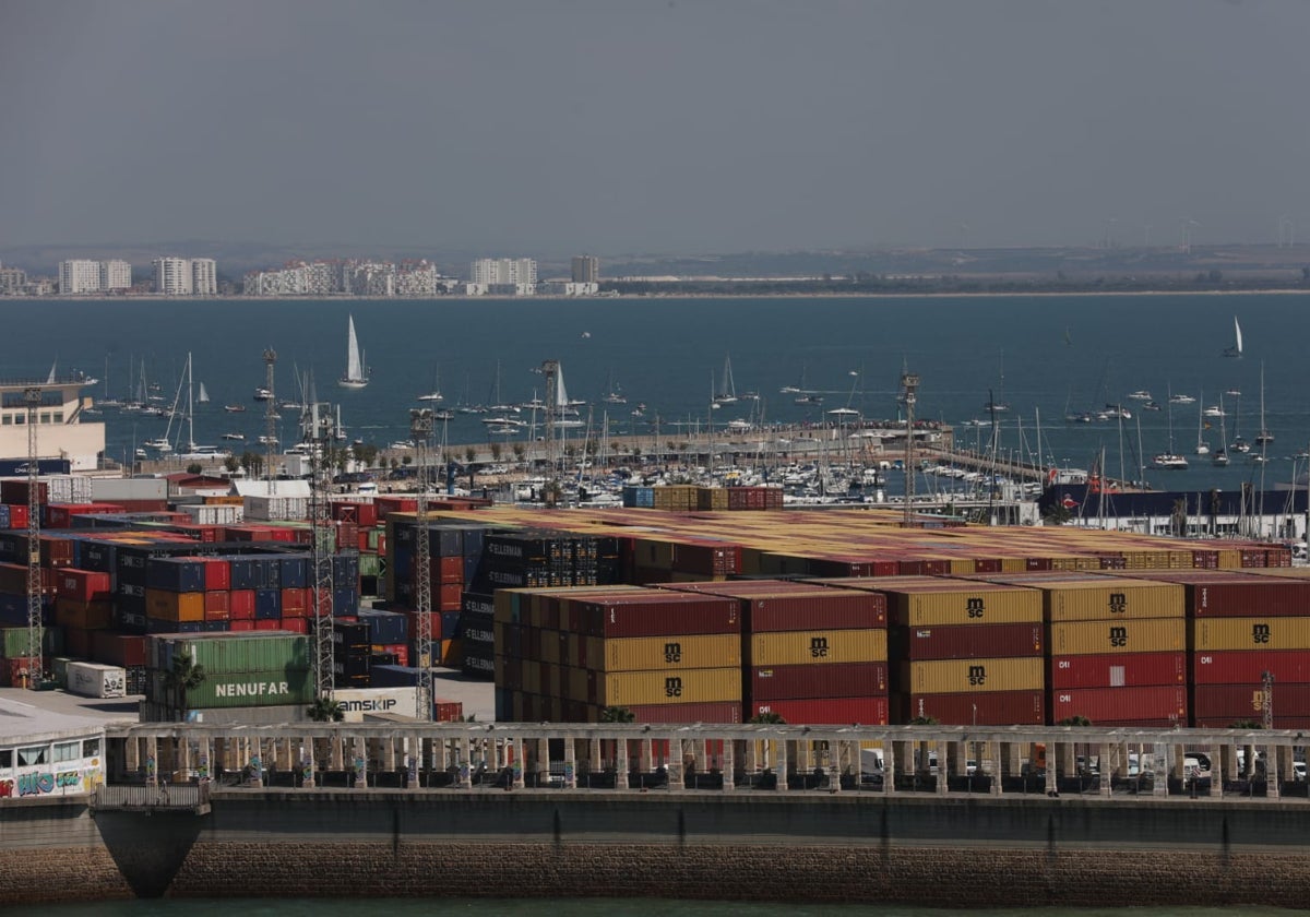 Contenedores marítimos en el Puerto de Cádiz.