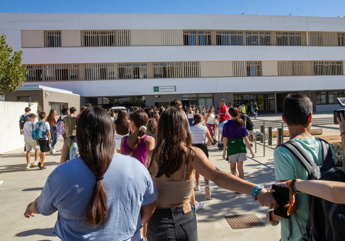 Los alumnos del IES Elena García Armada de Jerez han recuperado hoy viernes parcialmente la normalidad con el retorno a las clases.