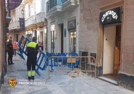 Cae parte de un balcón de la calle Compañía de Cádiz