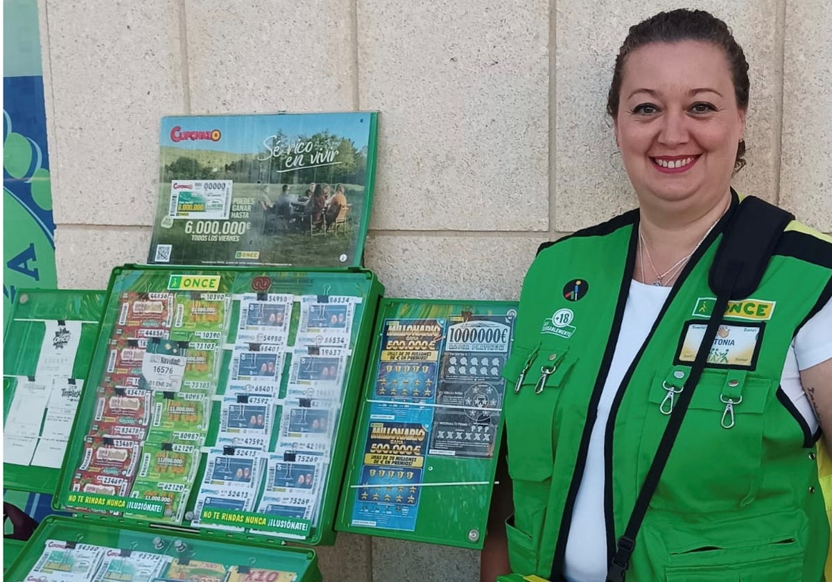 Toñi García, la vendedora del cupón de la ONCE agraciado.