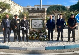 El alcalde de El Puerto preside la ofrenda floral que rinde homenaje a la Policía Municipal