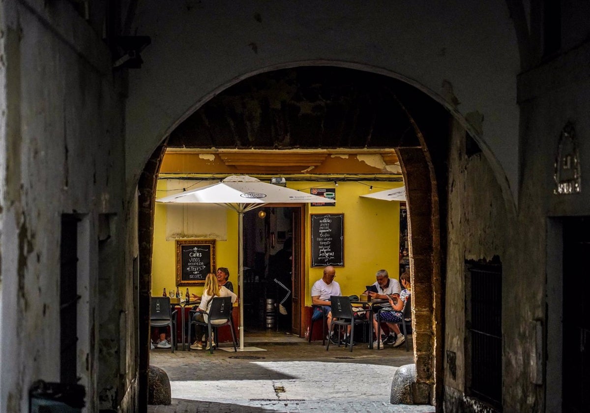 Foto de archivo de un bar de Cádiz.