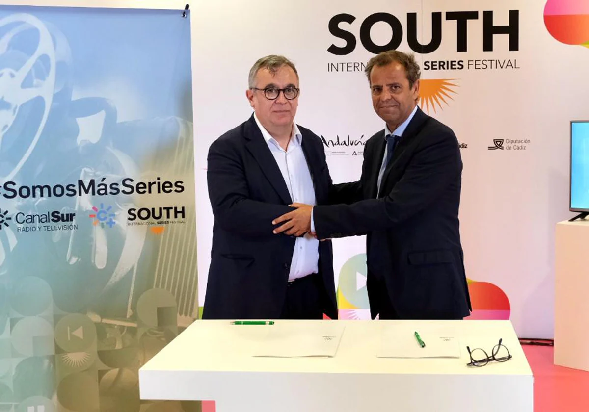 José Carlos Conde y Juande Mellado firmando el acuerdo de colaboración.