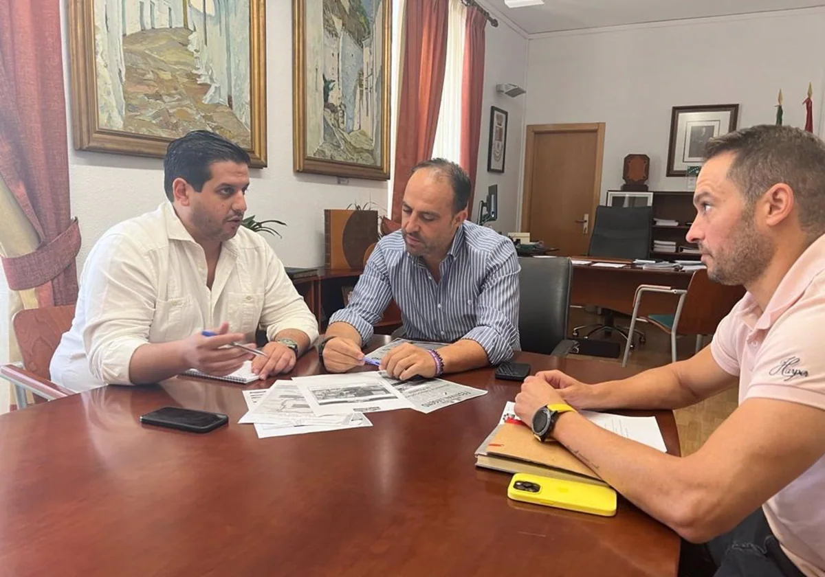 El delegado territorial de Turismo, Jorge Vázquez, ha visitado el Ayuntamiento de Ubrique.