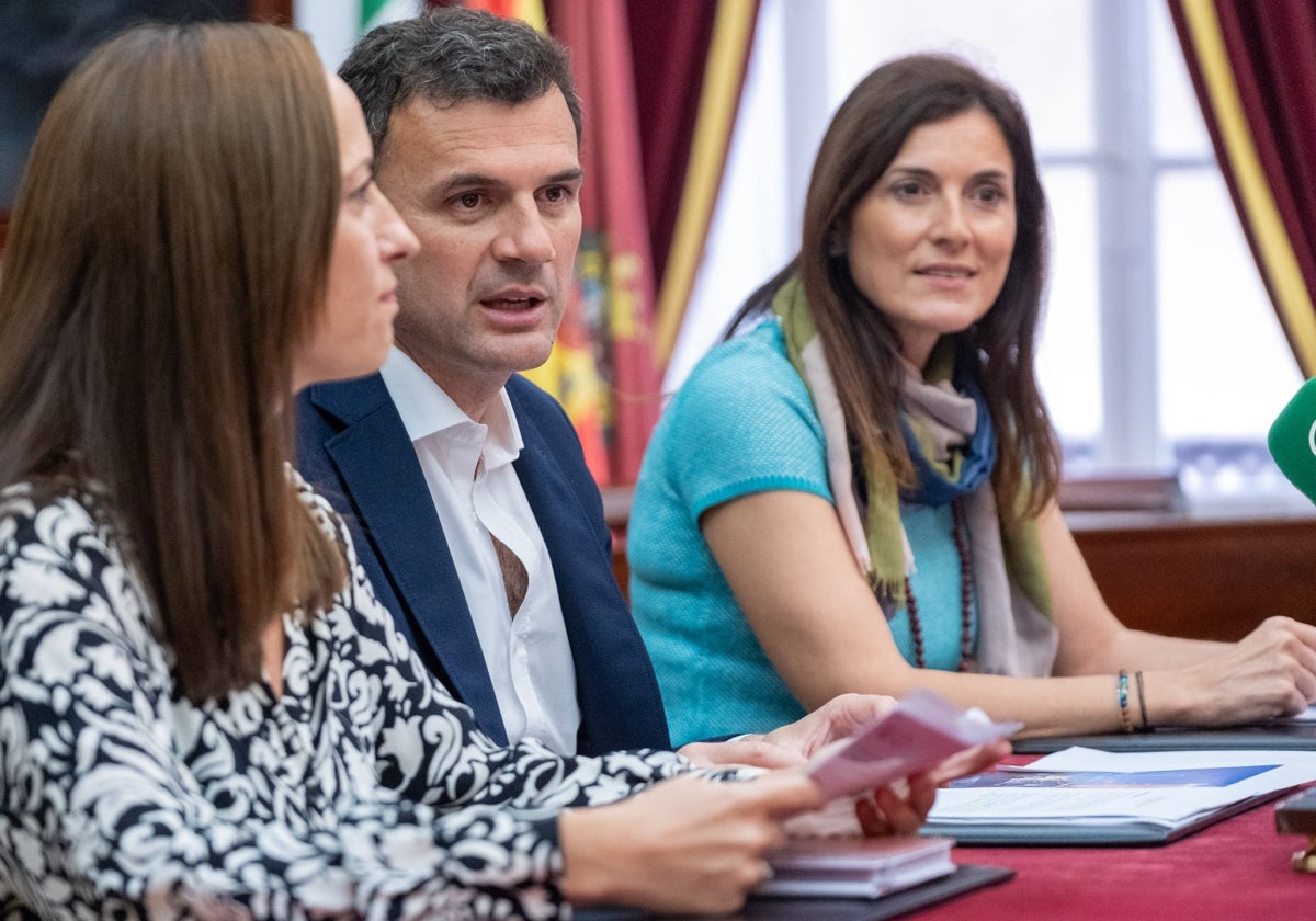 Bruno García León, alcalde de Cádiz, junto a las concejalas de Vivienda e Igualdad.