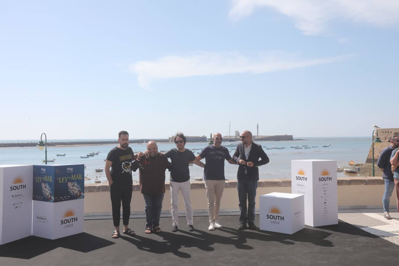 En imágenes: El equipo de &#039;La ley del mar&#039;, con Luis Tosar a la cabeza, en La Caleta