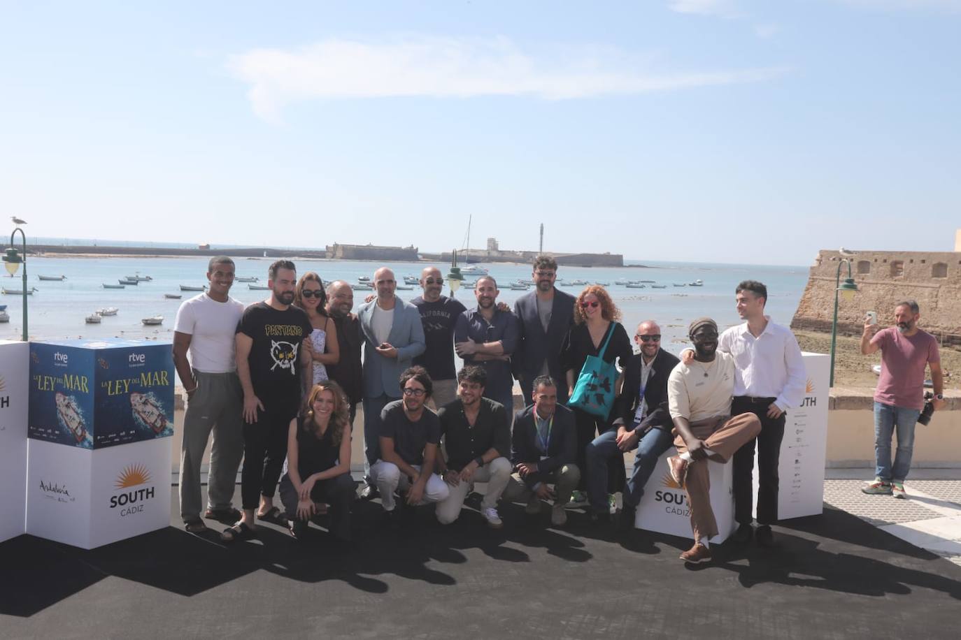 En imágenes: El equipo de &#039;La ley del mar&#039;, con Luis Tosar a la cabeza, en La Caleta
