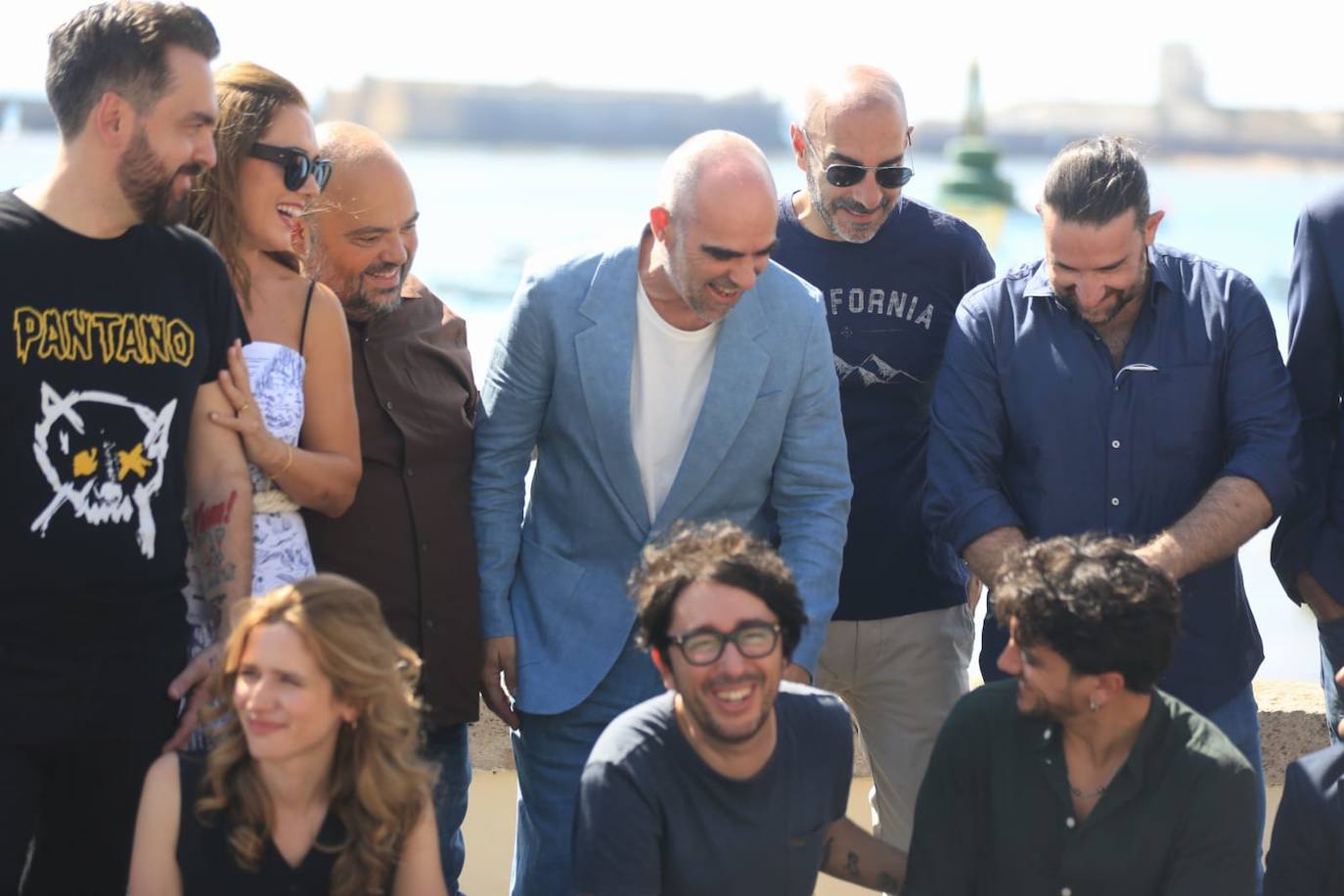 En imágenes: El equipo de &#039;La ley del mar&#039;, con Luis Tosar a la cabeza, en La Caleta