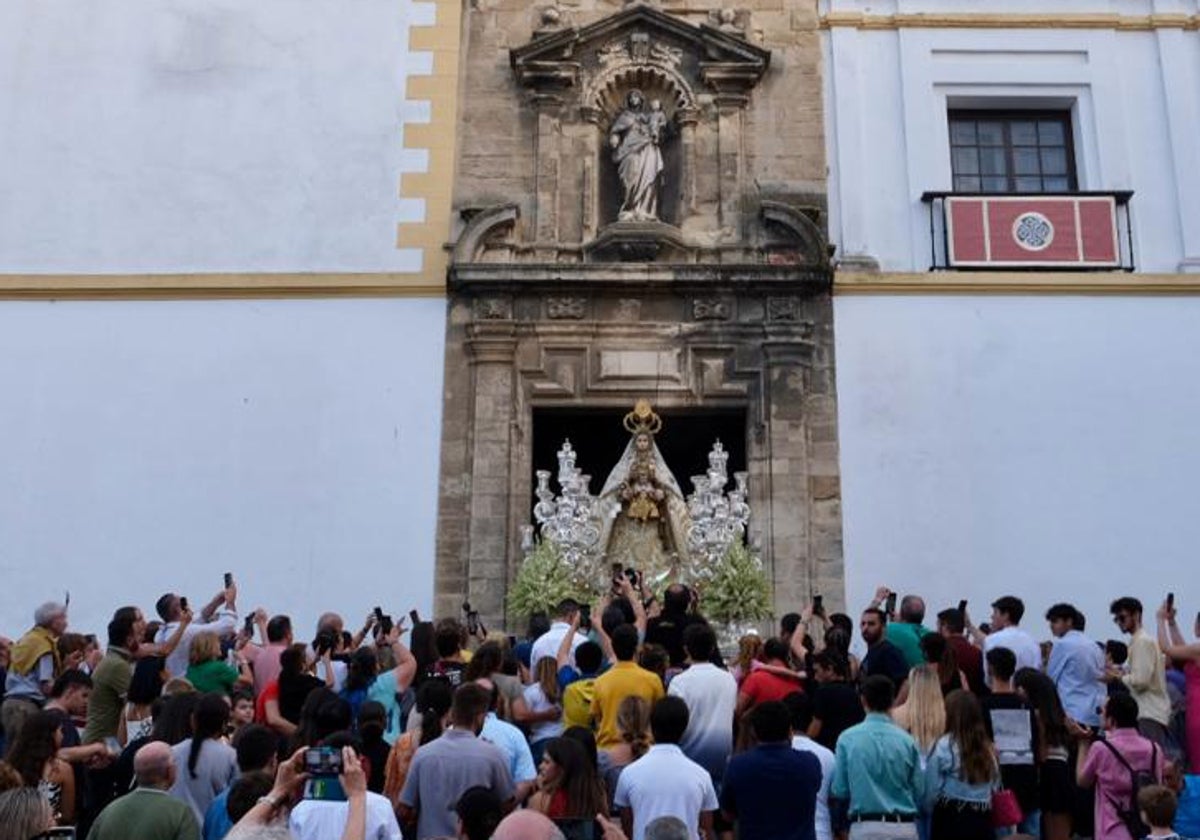 La Virgen del Rosario, a su salida