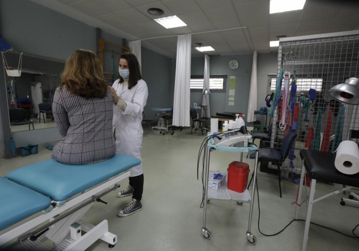 Algunos médicos encadenan contratos de corta duración, sobre todo los más jóvenes.