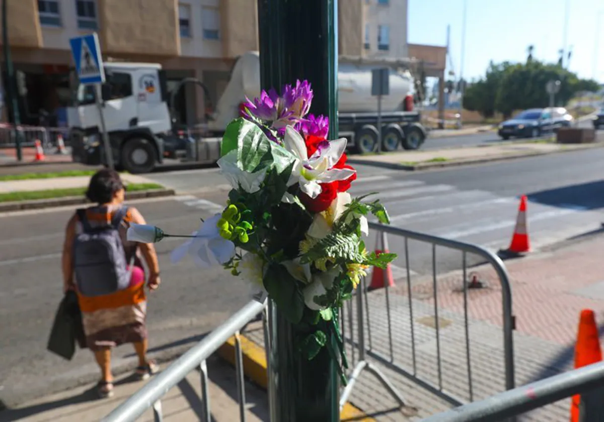 Flores en el lugar donde tuvo lugar el trágico accidente este pasado lunes