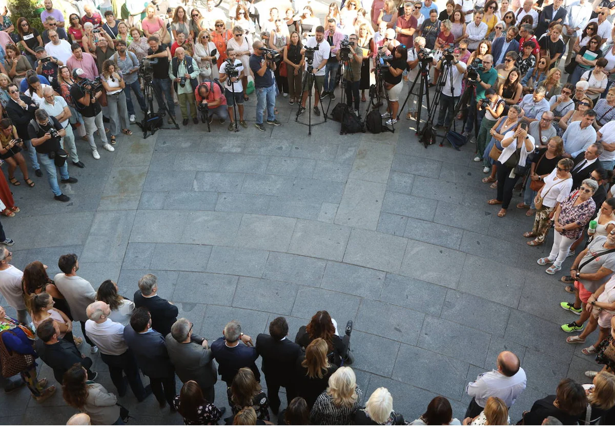 Minuto de silencio en el Ayuntamiento de Cádiz en señal de luto.