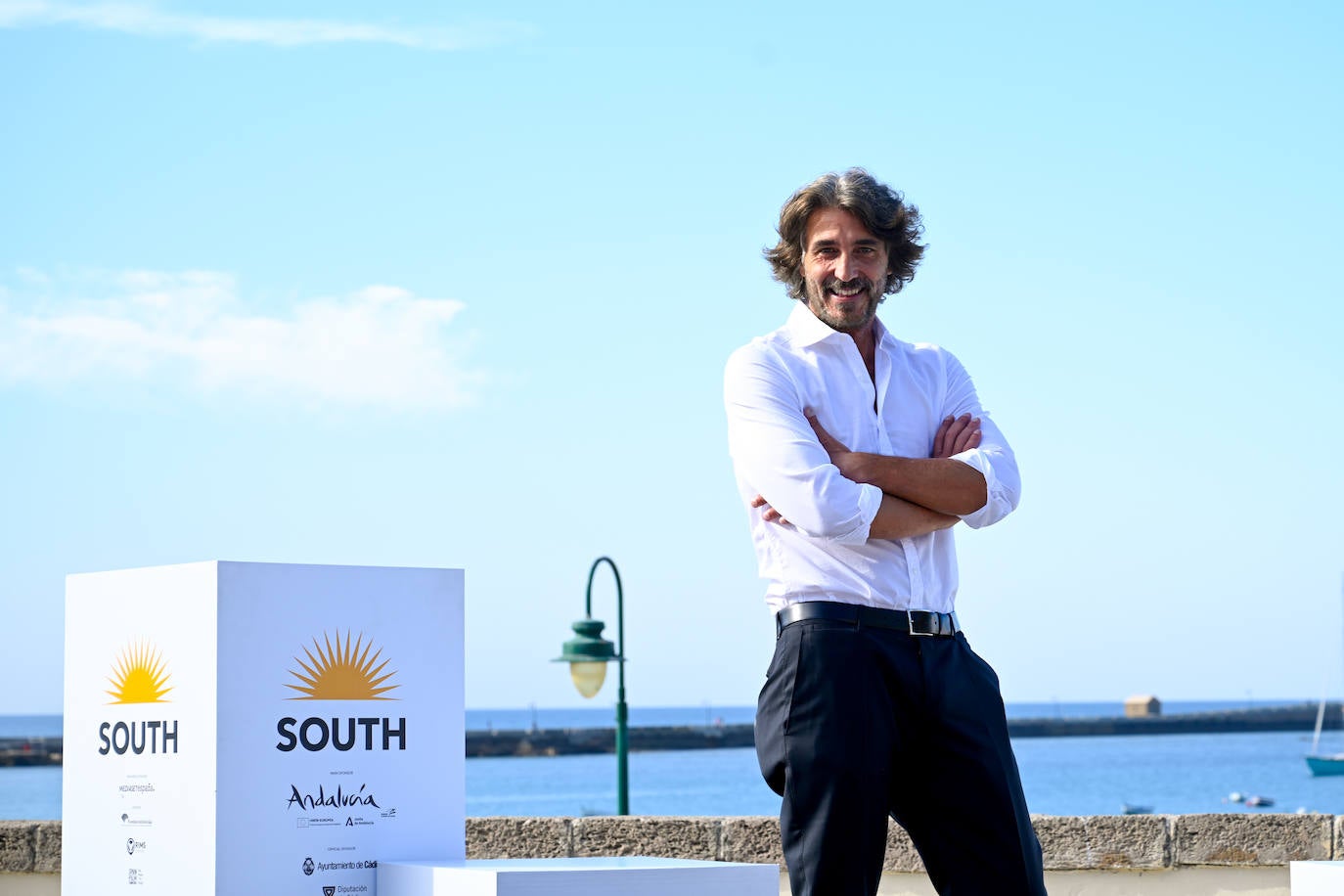 &#039;La Red Púrpura&#039; y &#039;Anima Gemella&#039;, con el inolvidable Felipe &#039;El Hermoso&#039;, posan en la alfombra roja de La Caleta