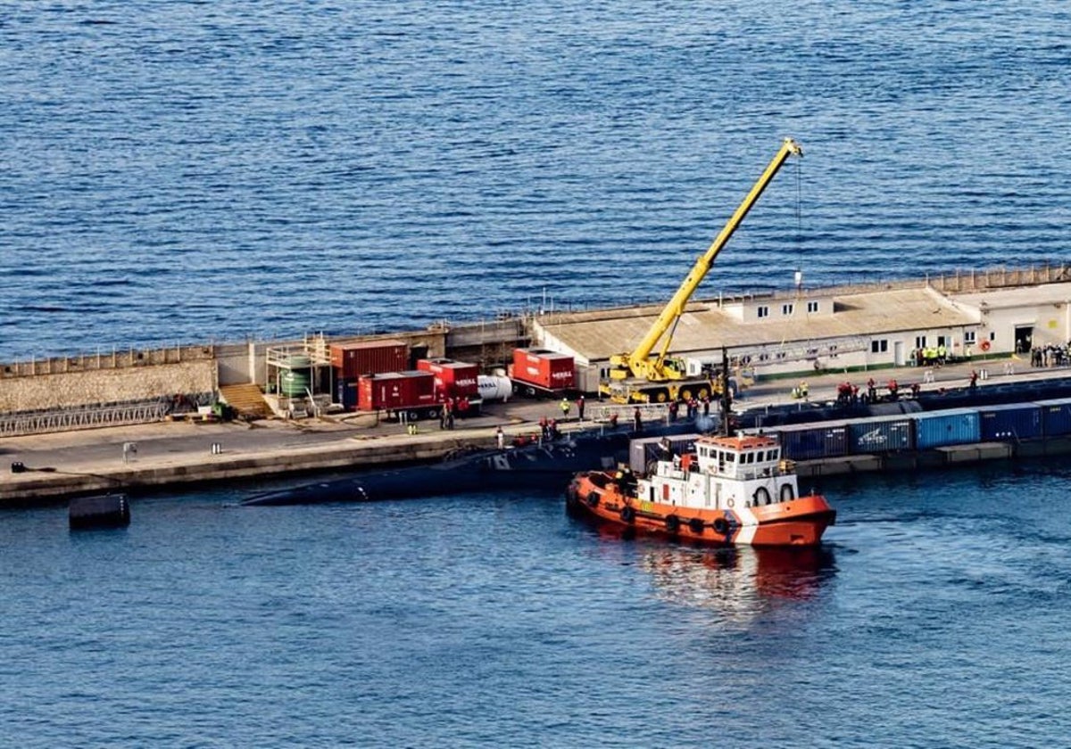 La base naval de Gibraltar con un submarino.