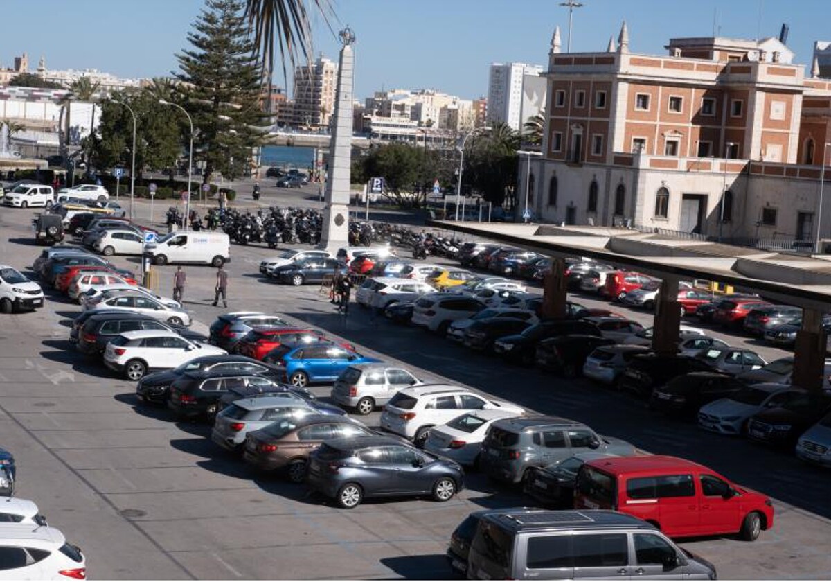 La Plaza de Sevilla, puerta de entrada al casco histórico de Cádiz, pendiente de una reordenación.