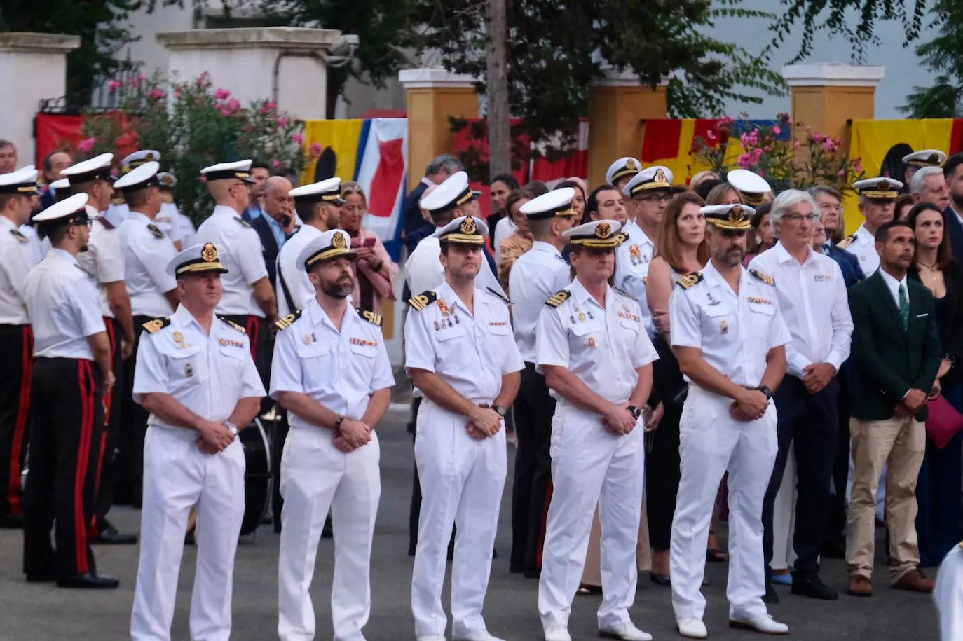 El Instituto Hidrográfico de la Marina acoge el acto de arriado solemne de la Bandera Nacional