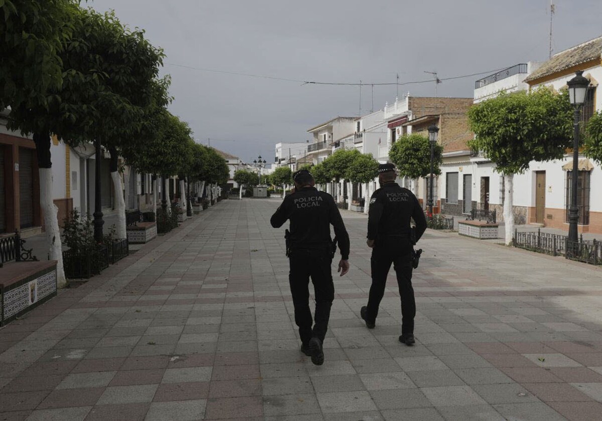 Dos policías locales por las calles del centro de Puerto Serrano.