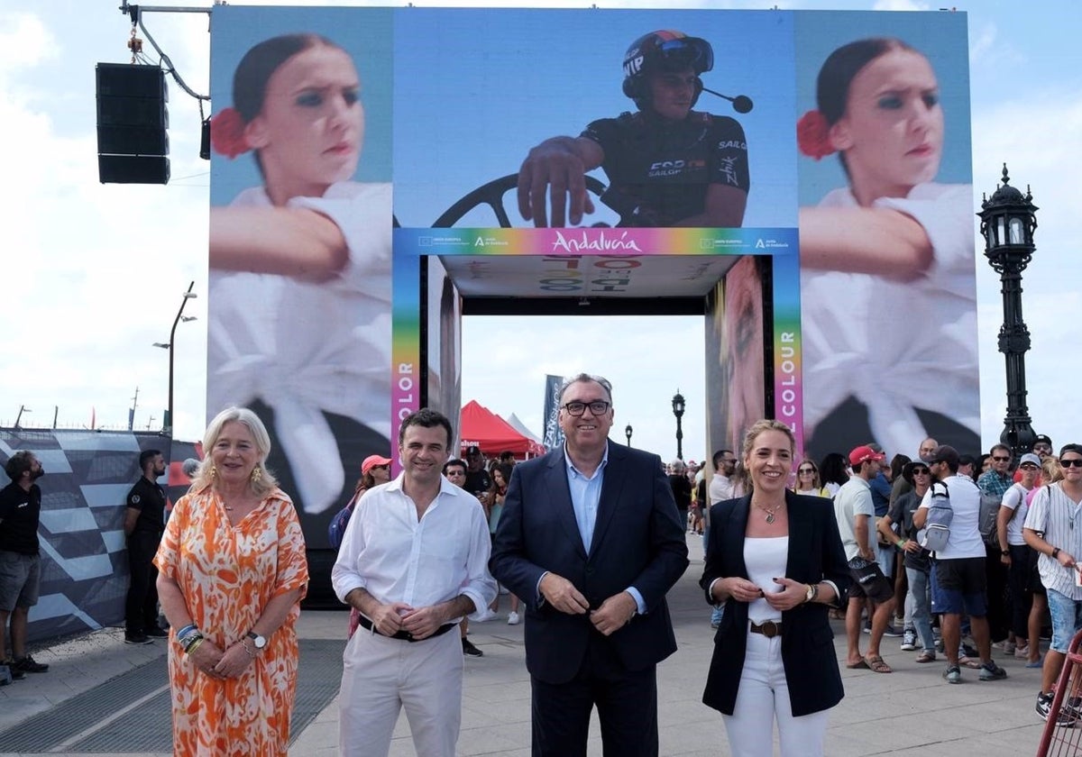 El consejero de Turismo, Cultura y Deporte, Arturo Bernal, en Sail GP.