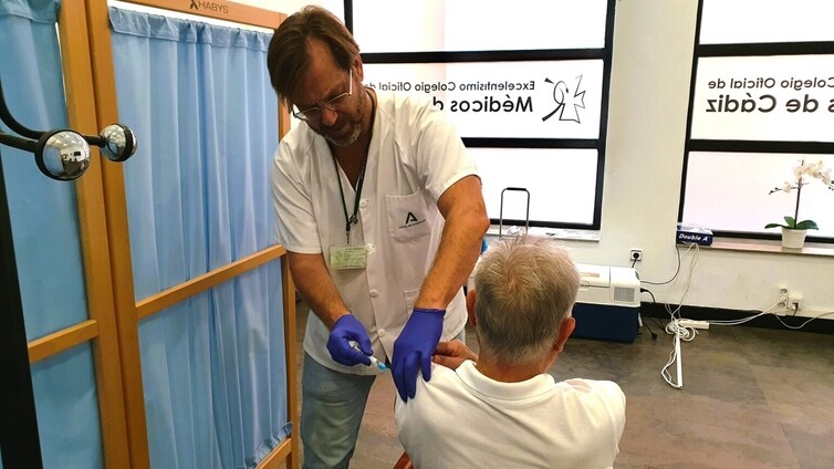 La vacuna contra gripe y Covid-19 se pone en el Colegio de Médicos de Cádiz
