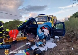 Dos menores, entre los heridos tras una colisión de dos coches en la carretera de El Portal en Cádiz