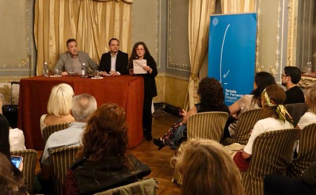 Enrique Segundo en un momento de la presentación de su novela en Tertulia Lallemand, en el Casino Gaditano