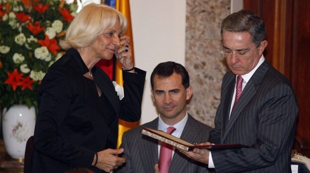 Álvaro Uribe recibiendo el premio, que luego le retiró Kichi
